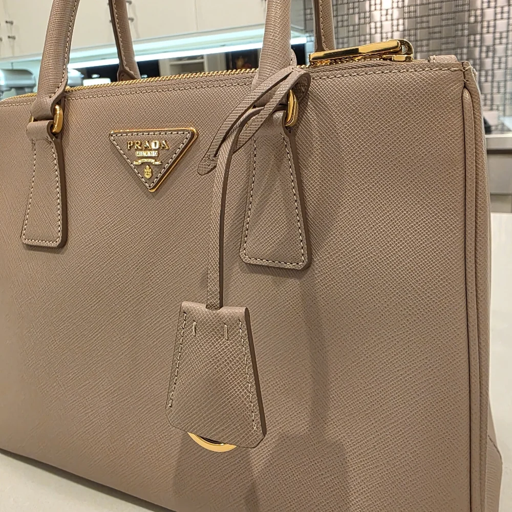💯 Authentic Prada | Galleria Medium Saffiano Leather bag - Picture 4 of 17
